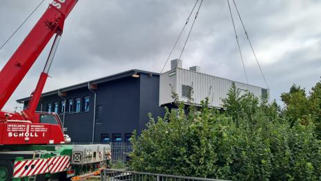 Bild zeigt eine Energiezentrale am Lastkran