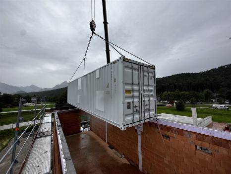 Bild zeigt eine Energiezentrale am Lastkran