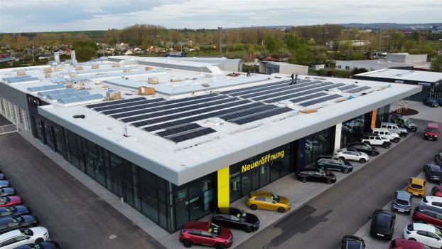 Bild zeigt eine PV Anlage auf einem Autohaus