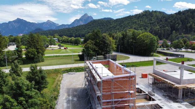 Bild zeigt eine Energiezentrale beim Einbau